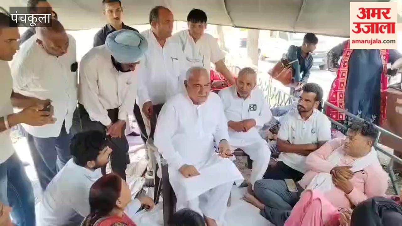 Former Chief Minister Bhupinder Singh Hooda arrived in Panchkula Sector 5 to extend support to the HPSC candidates observing a fast-unto-death.