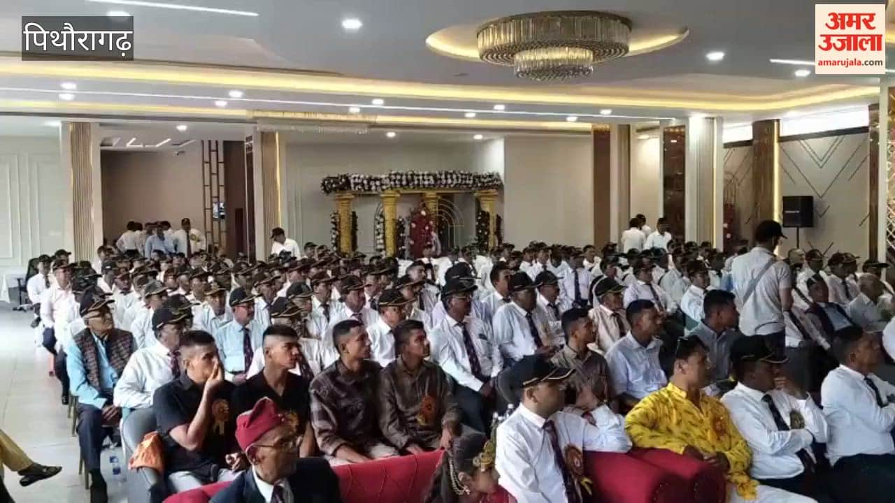 Honouring war widows and youths who have become military officers on the ex-servicemen's association's foundation day.