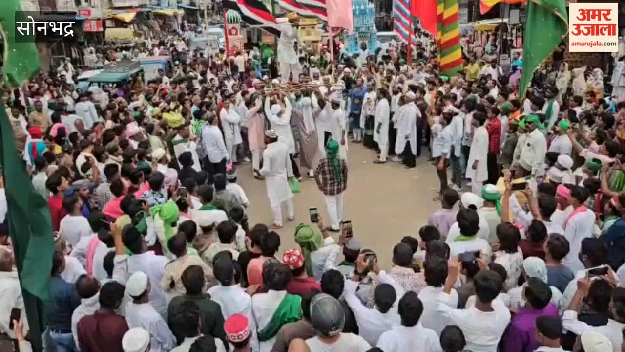 Eyes welled up with tears in memory of martyrs of Karbala