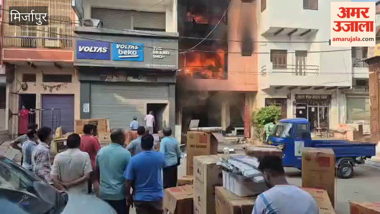 Fire breaks out suddenly in showroom