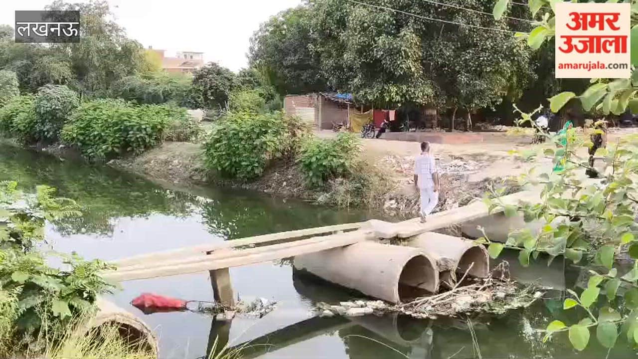 लखनऊ में शार्टकट के चक्कर में जान जोखिम में डालकर निकल रहे बच्चे और बड़े