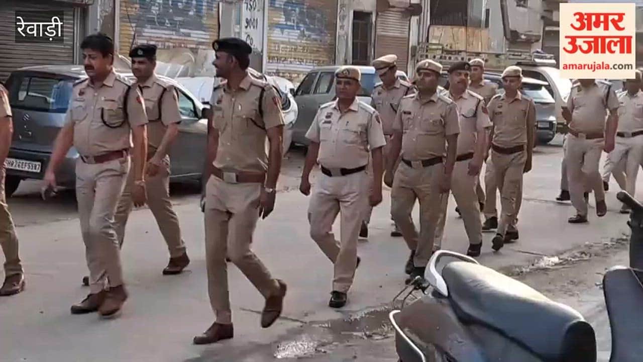 Rewari police conducted a foot patrol, ordered shopkeepers to remove encroachments, and issued challans to 20 vehicles