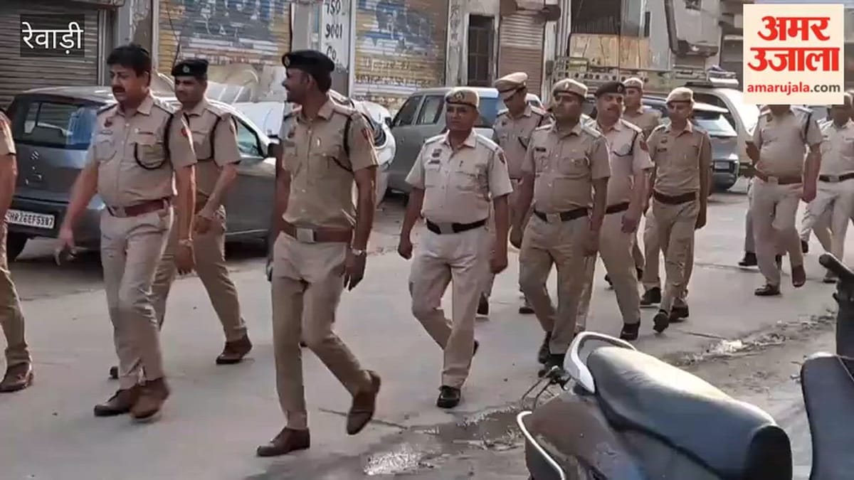 रेवाड़ी: पुलिस ने पैदल गश्त कर दी चेतावनी, कहा- अतिक्रमण हटाएं, वरना सामान होगा जब्त, 20 वाहनों के किए चालान