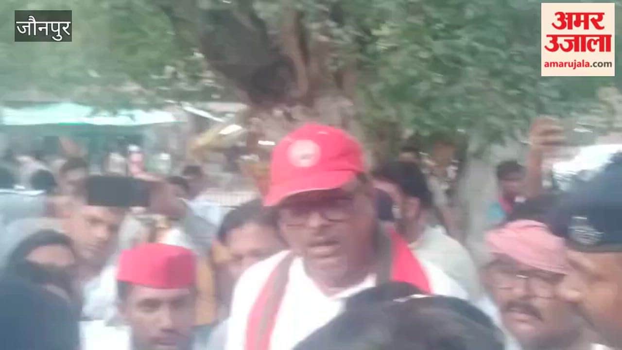 Sloganeering by BJP and SP workers during flagging off Patna-Kota Express