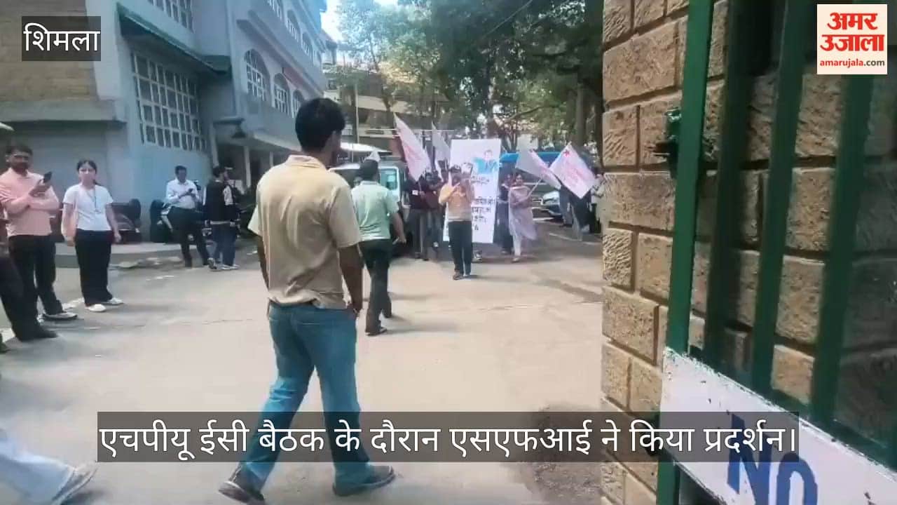 SFI staged a protest during the HPU EC meeting and demanded action on their demands.