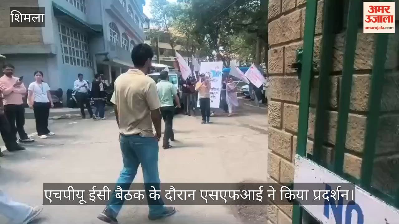 SFI staged a protest during the HPU EC meeting and demanded action on their demands.