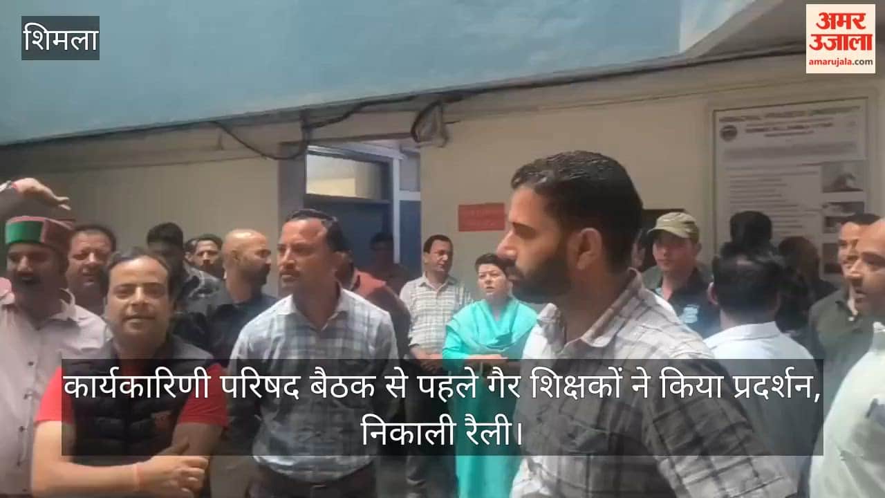 Non-teaching staff staged a protest and took out a rally ahead of the Executive Council meeting.