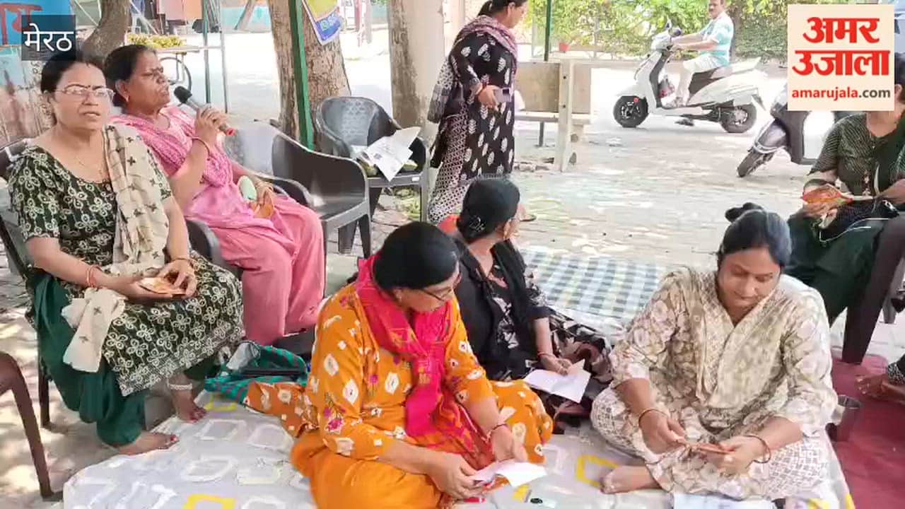 Women Recite Hanuman Chalisa, Raise Slogans at Protest Site in Meerut
