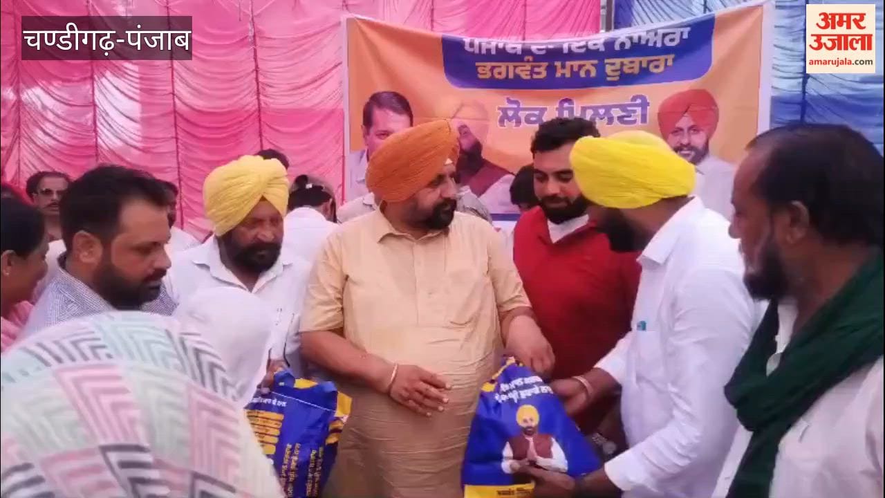 The MLA distributed ration kits in Jhugge Hazara Singh Wala, a village adjacent to the Hussainiwala border.