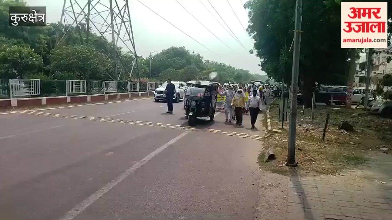 Guest teachers took to the streets in Kurukshetra; police stopped them near the Chief Minister's residence.