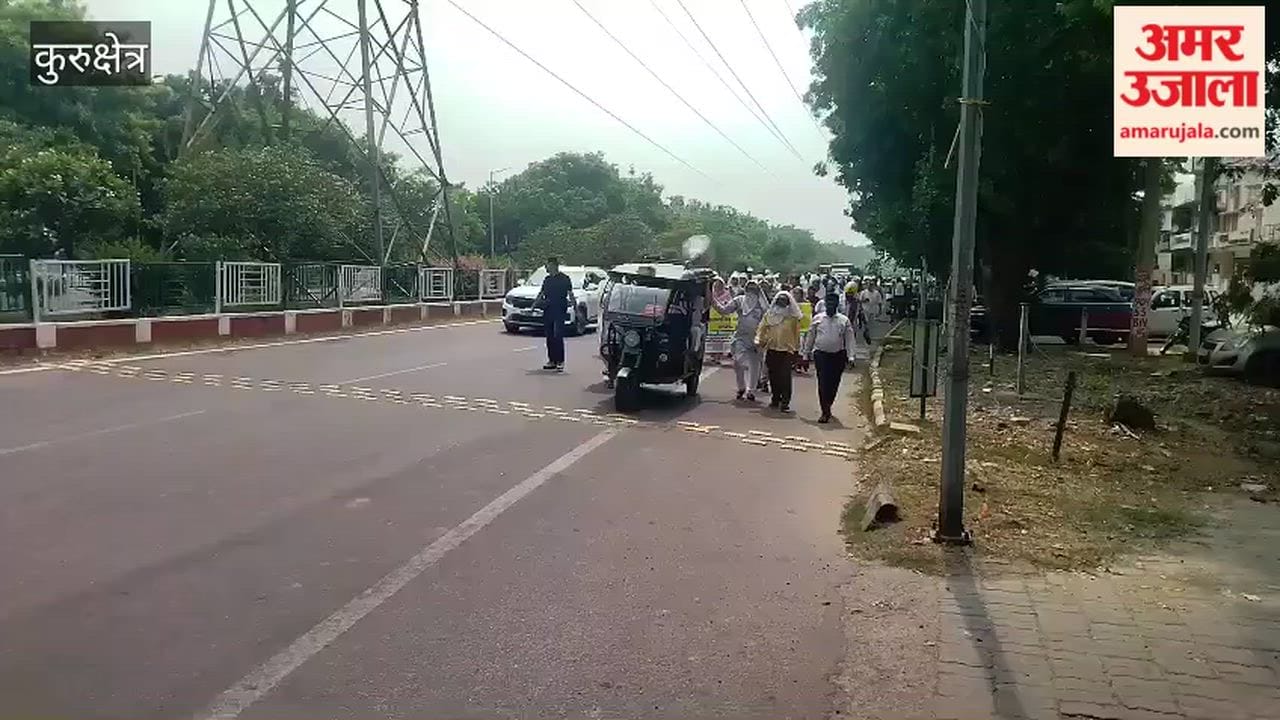 Guest teachers took to the streets in Kurukshetra; police stopped them near the Chief Minister's residence.