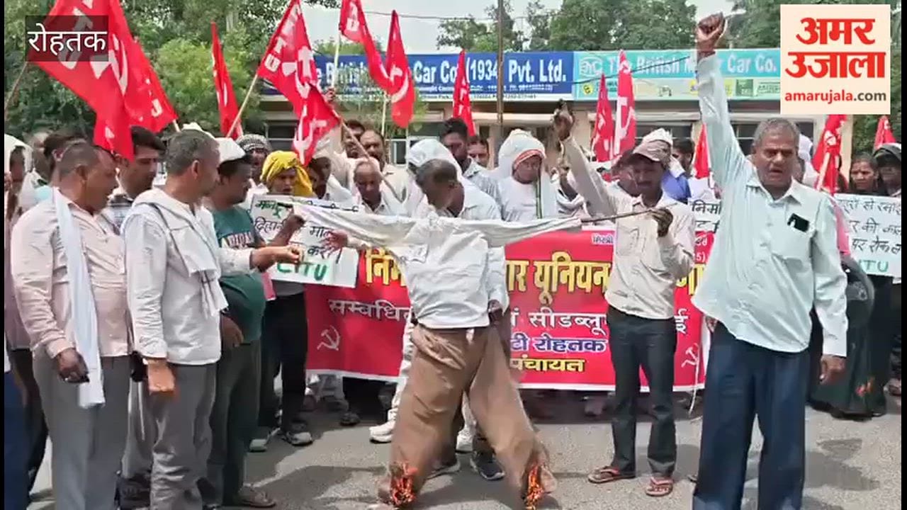 Construction workers in Rohtak burned an effigy of the government.