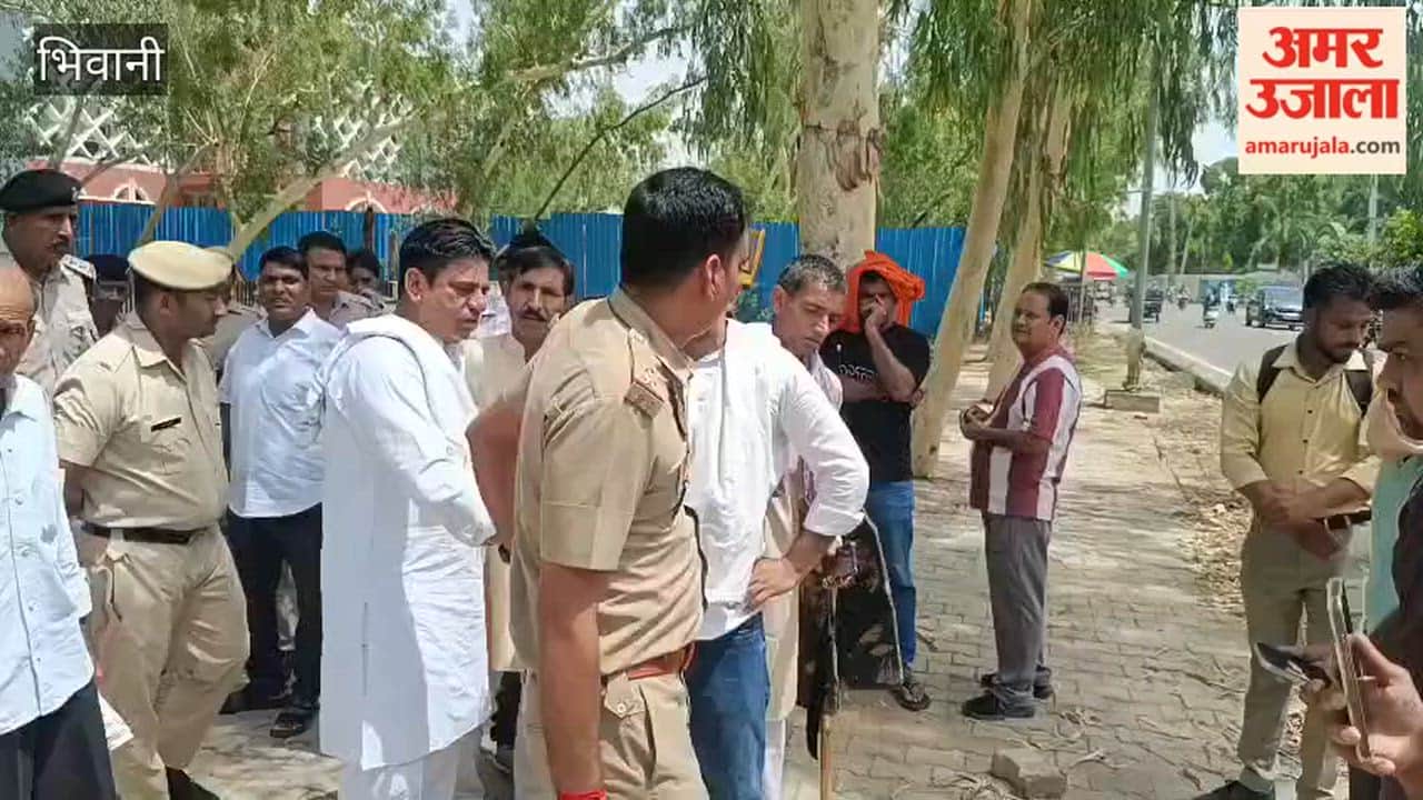 Congress leaders arrived outside the Mini-Secretariat in Bhiwani to extend support to Manisha's grandfather.
