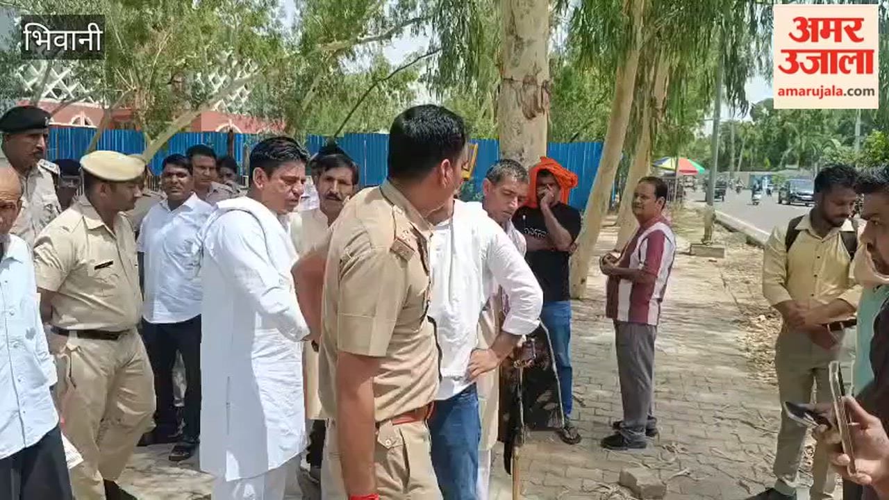 Congress leaders arrived outside the Mini-Secretariat in Bhiwani to extend support to Manisha's grandfather.