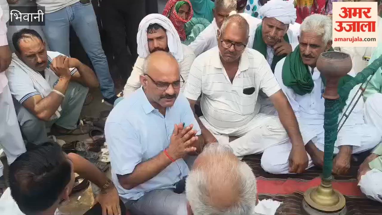 Loharu SDM visits the protest site and meets Manisha's father IN BHIWANI