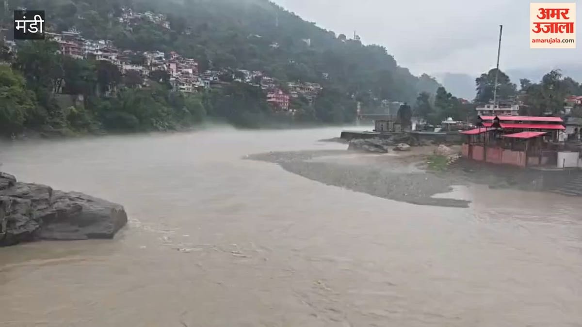 Mandi: औट में पहाड़ी से गिरे पत्थरों की चपेट में आई महिला की मौत, कार से उल्टी करने के लिए उतरी थी नालागढ़ की महिला
