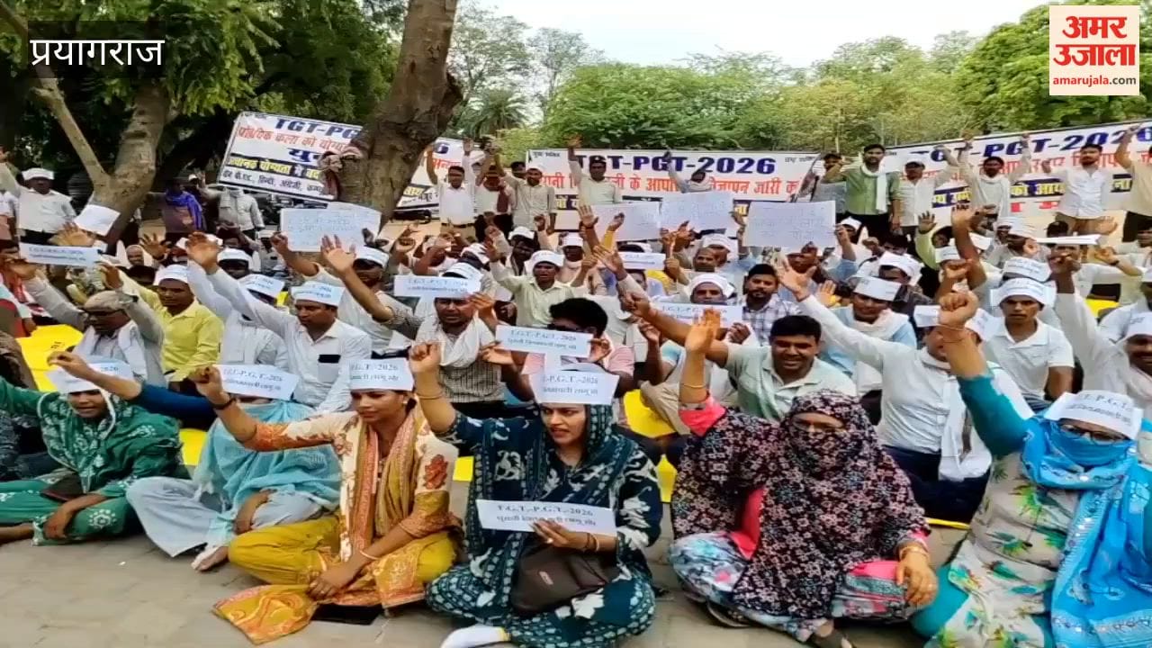 Aspirants continue their protest demanding that TGT-PGT recruitment be conducted under the old rules.