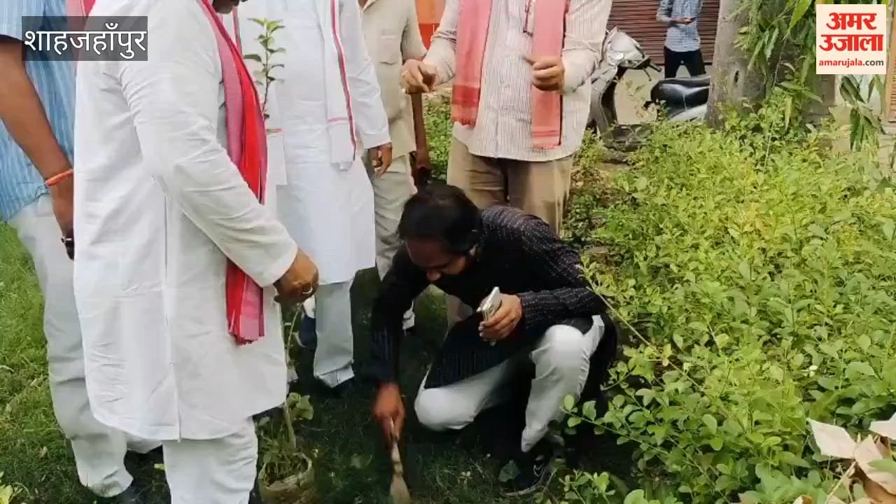 SP leaders celebrated Akhilesh Yadav's birthday in Shahjahanpur