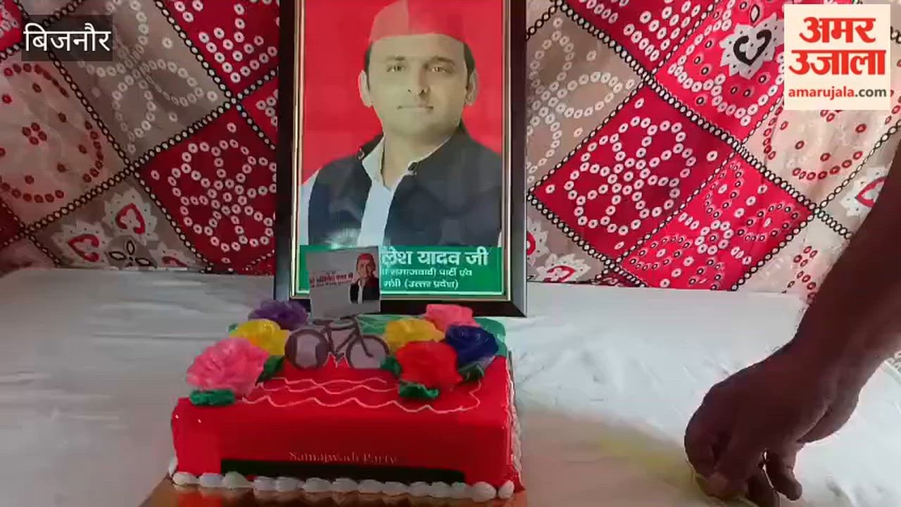 Bijnor: SP Workers Celebrate Akhilesh Yadav's 53rd Birthday with Cake Cutting in Dhampur