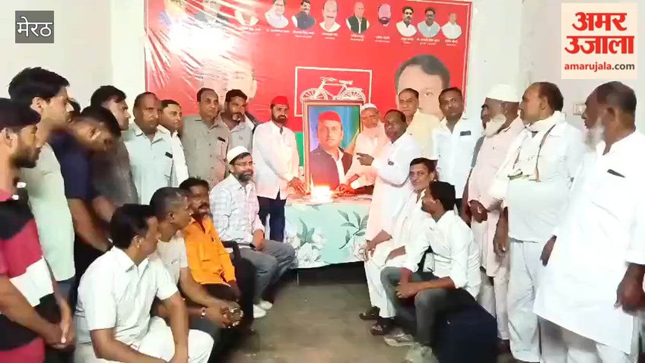 Meerut:  Akhilesh Yadavs 53rd Birthday Celebrated with Cake Cutting and Fruit Distribution in Mawana