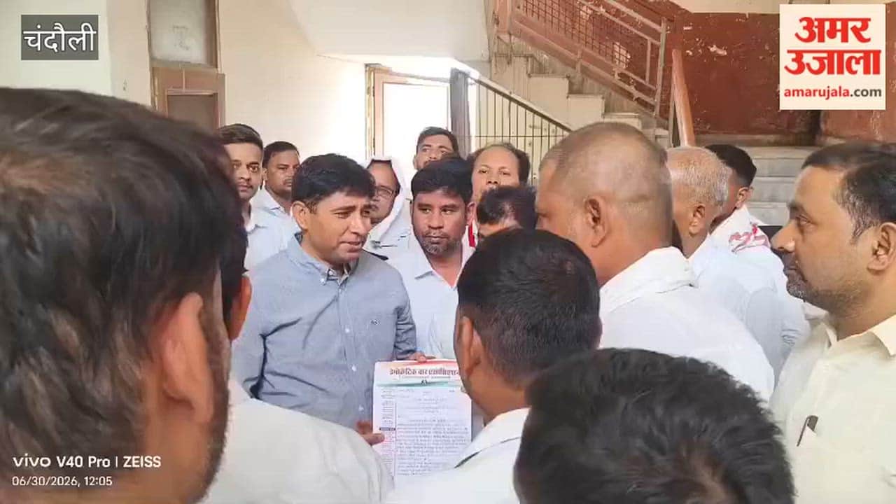 Mughalsarai lawyers submit memorandum protesting Sakaldiha incident