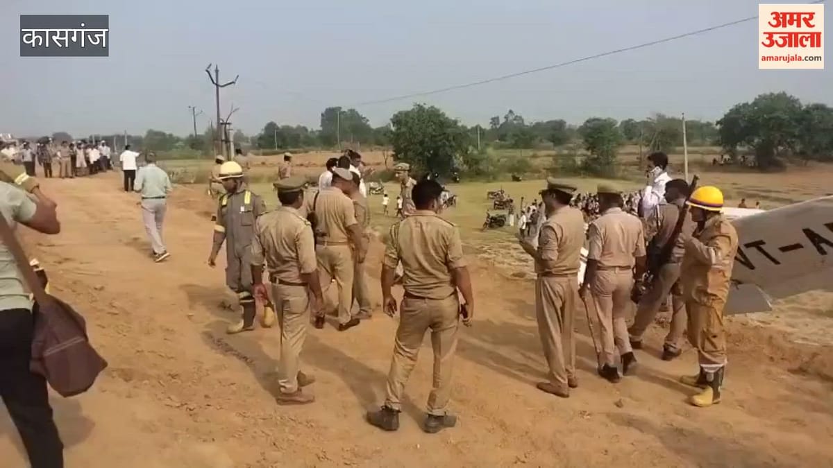 VIDEO: कासगंज में हाईवे पर गिरा प्राइवेट प्लेन, मच गई अफरातफरी; घायल पायलट अस्पताल में भर्ती