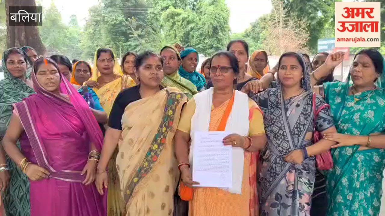 Women from support groups handed over a memorandum addressed to the CM to the DM