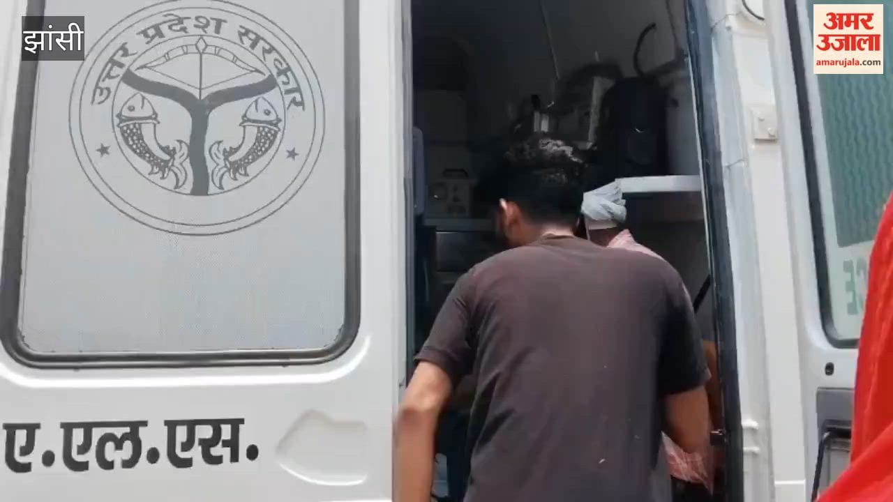 An out-of-control pickup truck overturned on the Jhansi-Khajuraho Highway in the Bangra area, leaving more than a dozen and a half people injured.