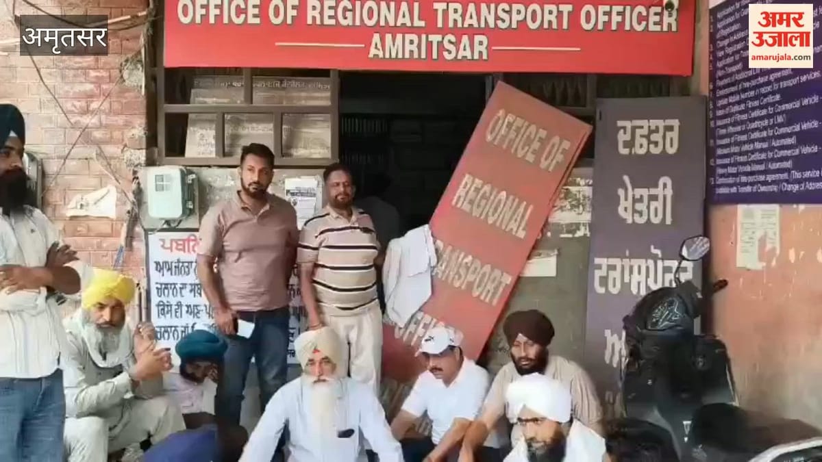 अमृतसर के आरटीए कार्यालय के बाहर ट्रक यूनियन का हंगामा