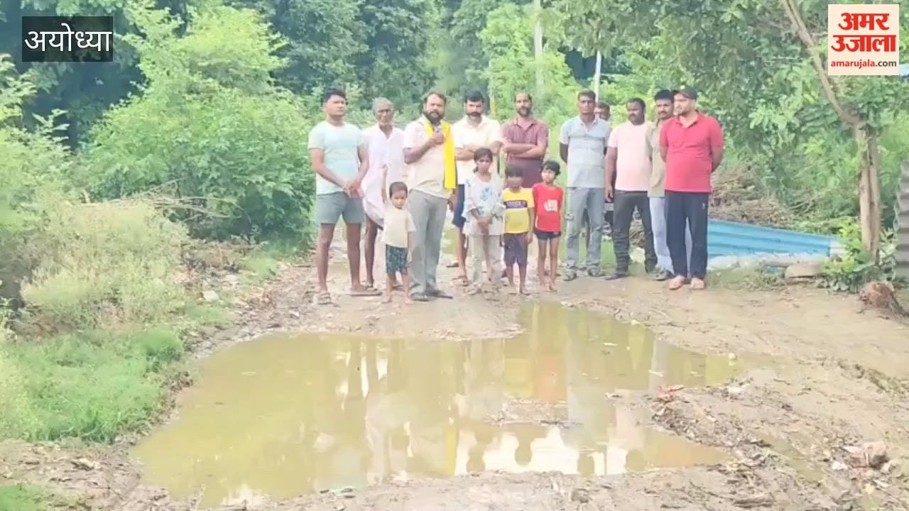 गोसाईगंज विधानसभा अंतर्गत विकासखंड क्षेत्र के मठिया से असरेवा जाने वाली करीब 23 वर्ष पर्व 2003 में निर्मित पक्की सड़क टूट कर गड्ढे में तब्दील हो गई।