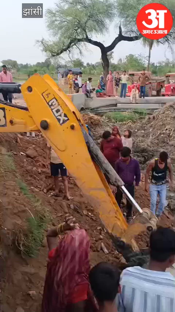 पुराने मकान के मलबे में चांदी के सिक्के मिलने की चर्चा, बड़ी संख्या में पहुंचे लोग सिक्के तलाशते आए नजर, चिरगांव के बजरियापुरा का मामला