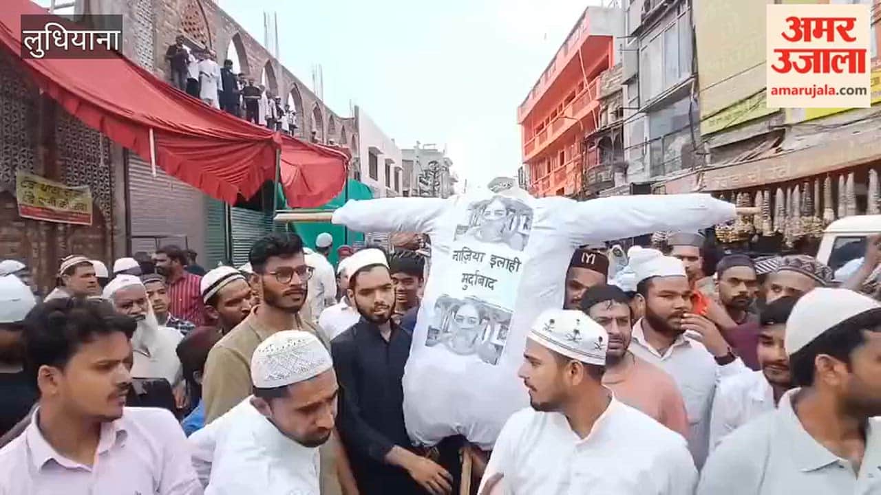 Protest against Nazia Elahi outside Ludhiana Jama Masjid.