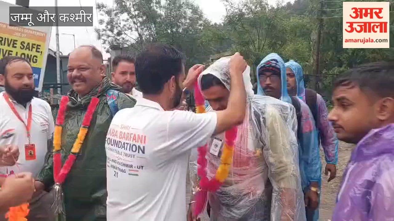 Baba Barfani Seva Samiti welcomed the first batch of the Amarnath Yatra with flower garlands.