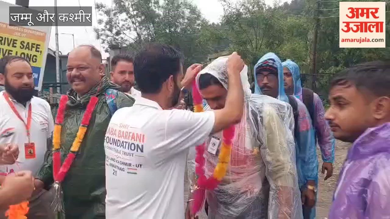 Baba Barfani Seva Samiti welcomed the first batch of the Amarnath Yatra with flower garlands.