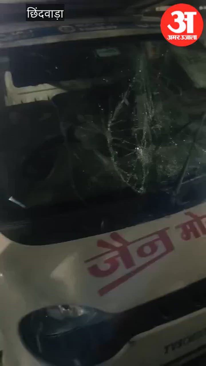 Attempt to loot Rs 91,000 from mobile van on Model Road: Car vandalised