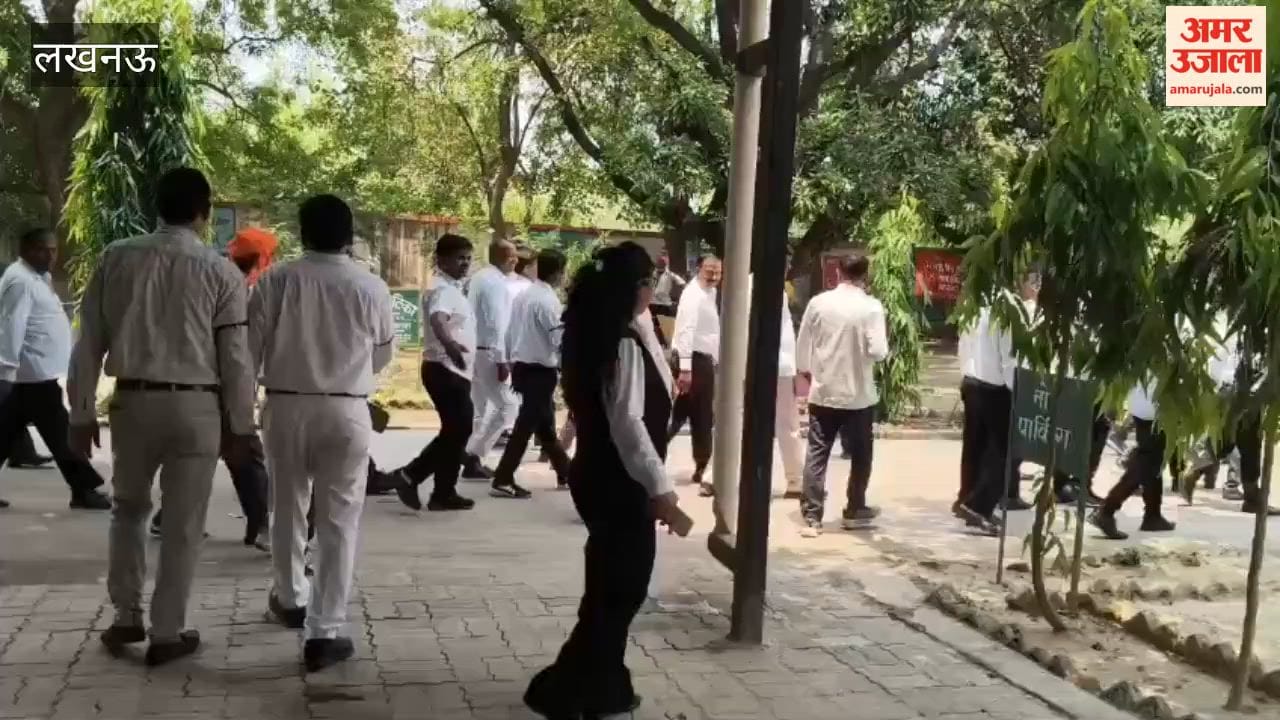 लखनऊ में बीकेडी एसडीएम के ट्रांसफर की मांग लेकर अधिवक्ताओं ने सामूहिक कार्य बहिष्कार का किया एलान