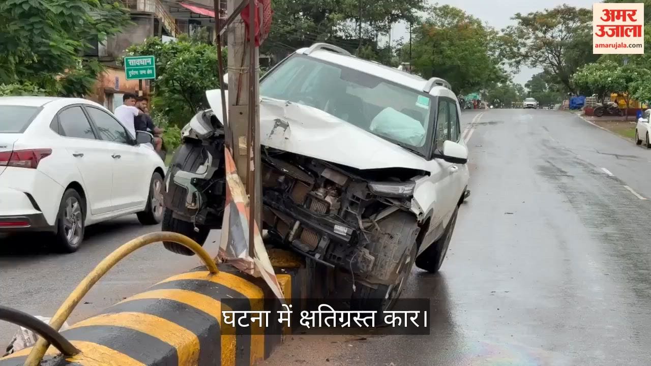 Speeding car hits electric pole after crossing divider no casualties in Dantewada