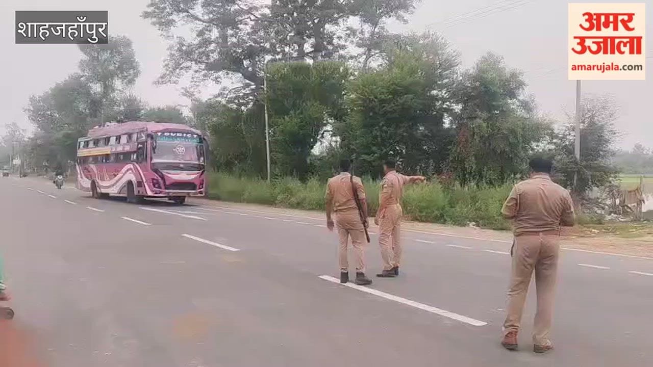 175 passengers found on a 70-seater sleeper bus police issued a challan in Shahjahanpur