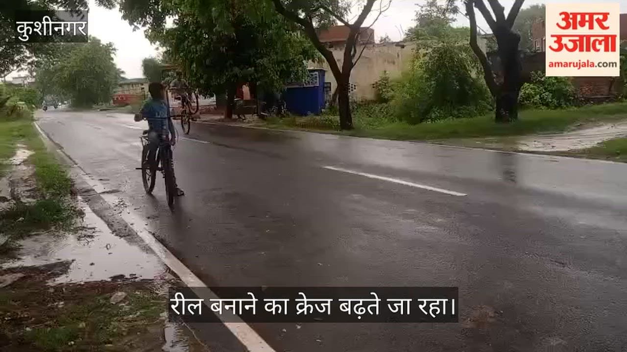 Teenagers risking their lives to shoot reels on the road; passersby alarmed.