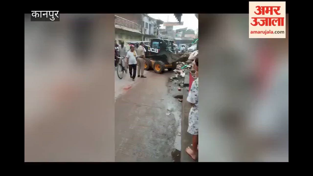 Shuklaganj: Dilapidated balcony of 40-year-old house collapses; two injured