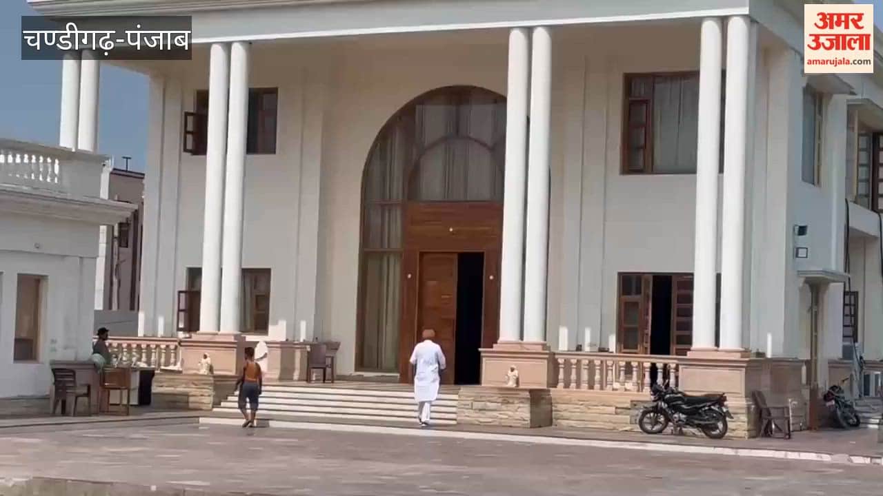 Several senior leaders arrived at former CM Charanjit Channi's residence for a meeting.