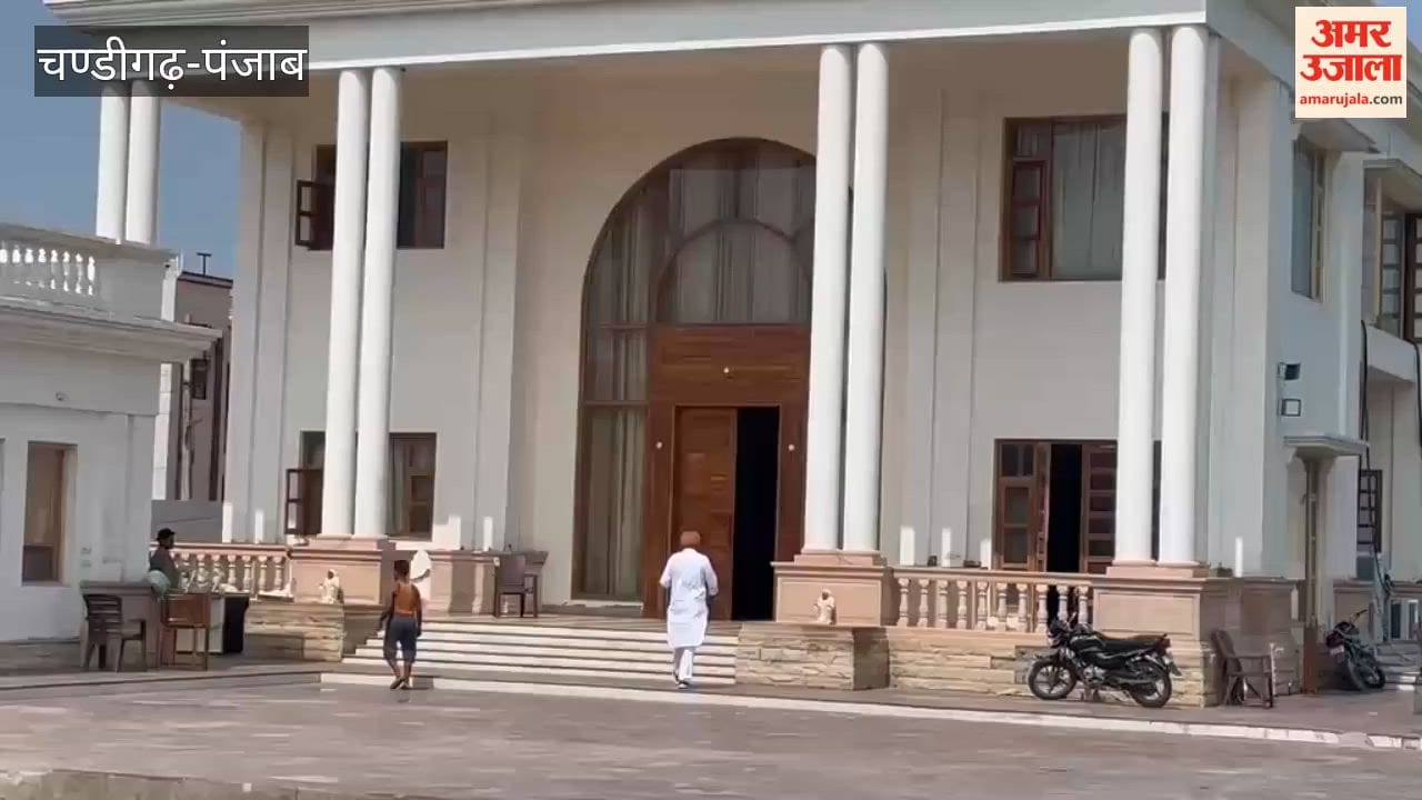 Several senior leaders arrived at former CM Charanjit Channi's residence for a meeting.