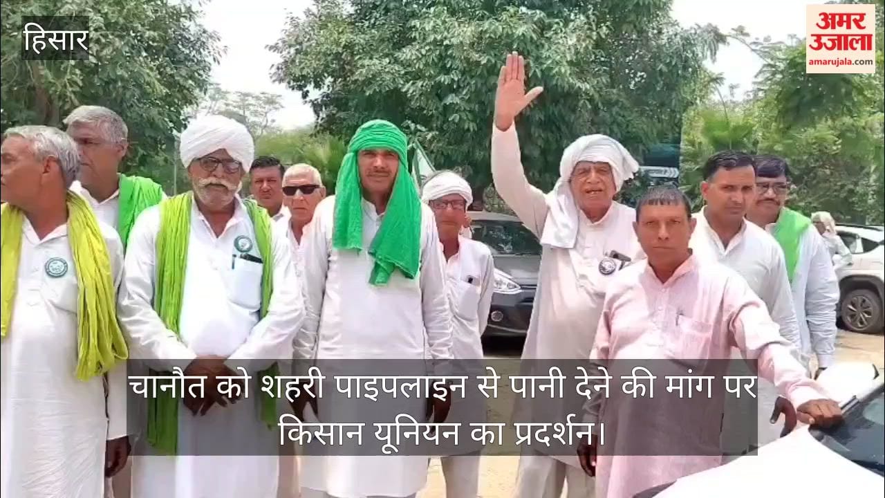 Hansi: Farmers Union protests demanding water supply to Chanout through urban pipeline.