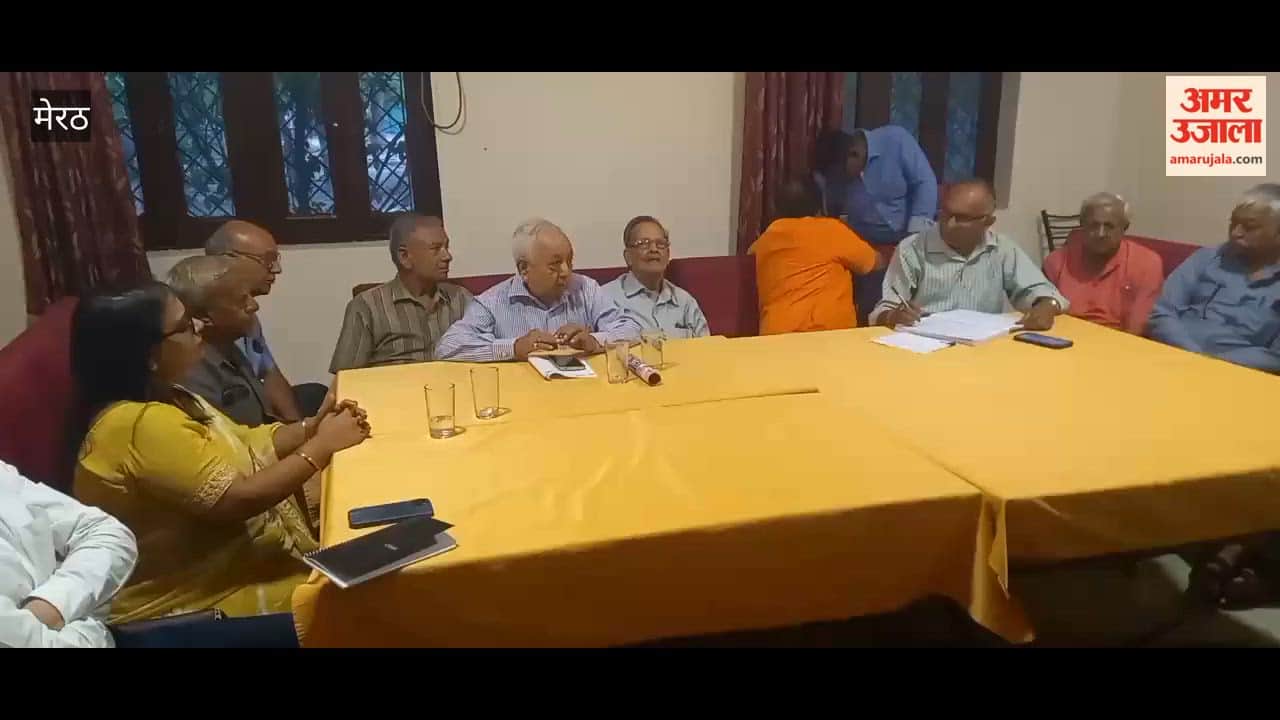 Members attending the Sahityalok meeting shared their views.
