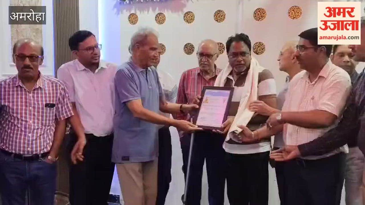 The Doctors' Association honored G.K. Tyagi by draping a shawl around him.