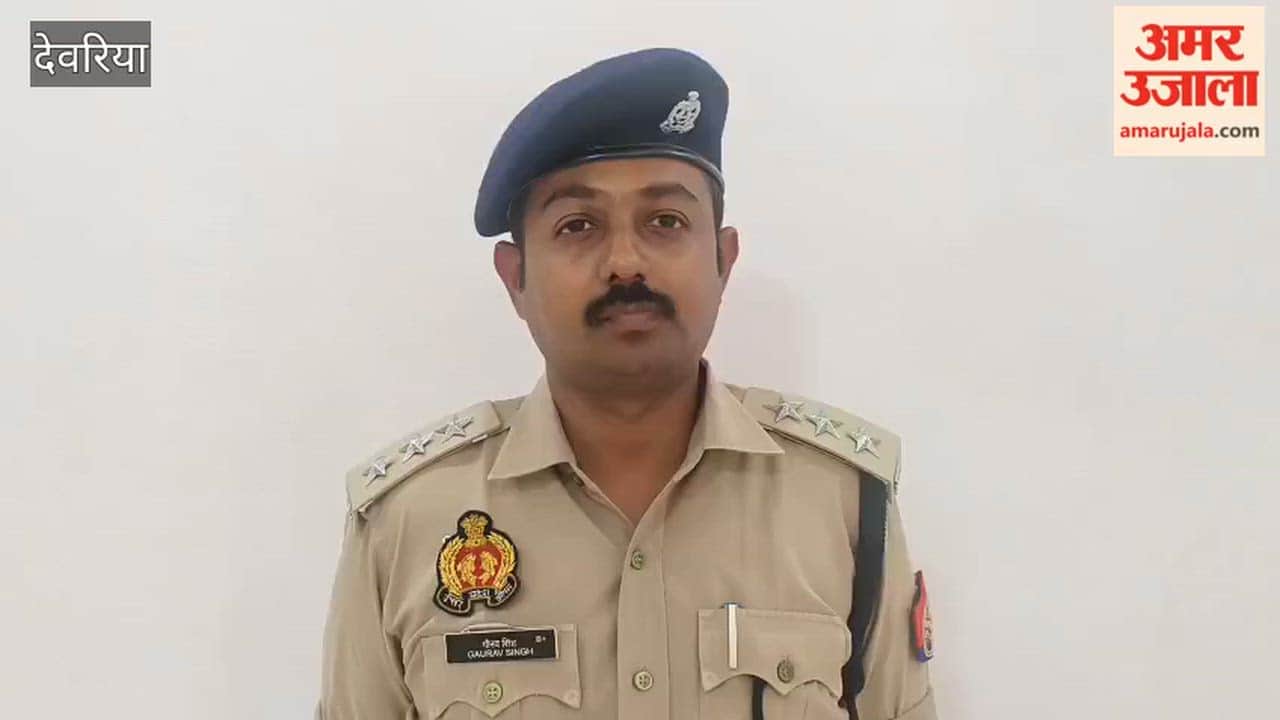 Two smugglers were caught while transporting liquor in a pickup truck to Bihar.