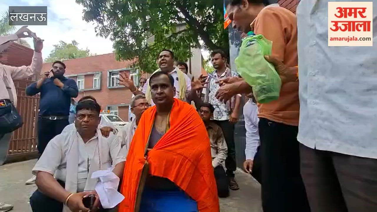 लखनऊ में ऑटो लोडर चालकों ने मुंडन कराकर किया विरोध प्रदर्शन