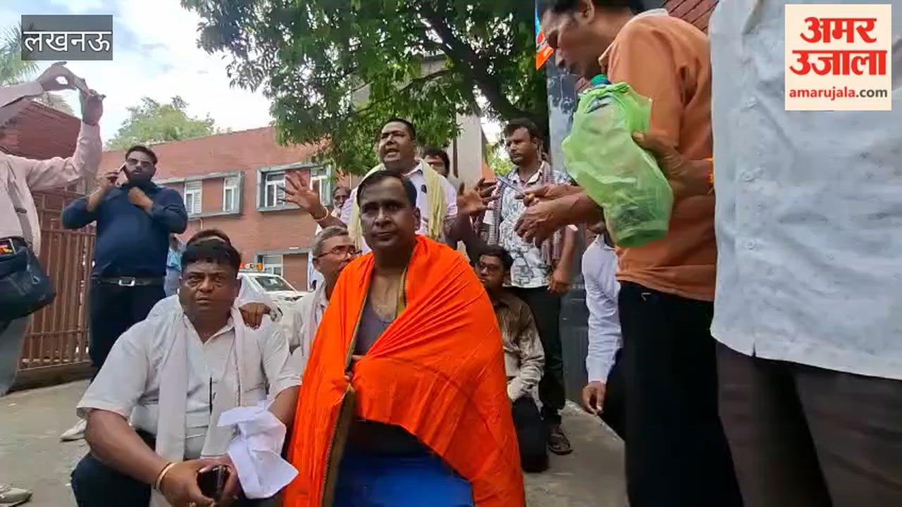 लखनऊ में ऑटो लोडर चालकों ने मुंडन कराकर किया विरोध प्रदर्शन