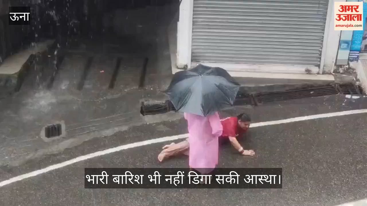 Video: amidst heavy rain woman reached the shrine of Goddess Chintpurni by performing a Dandvat Yatra