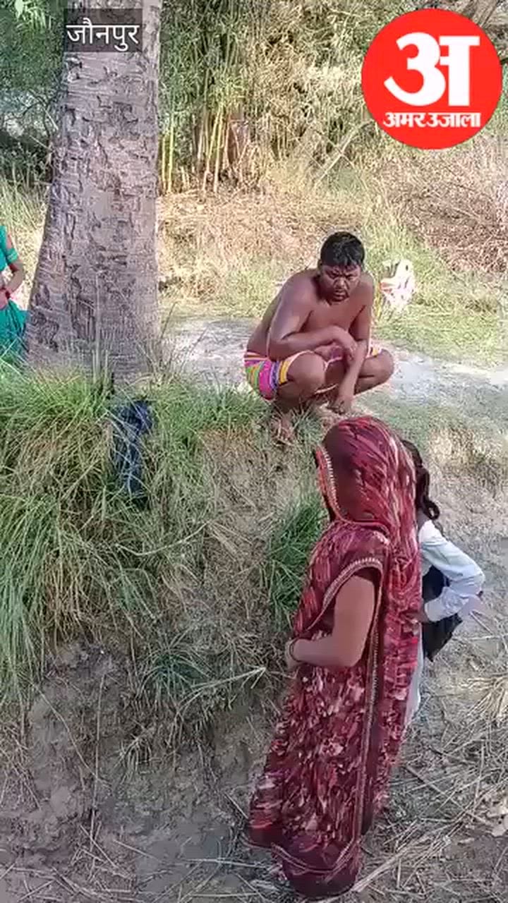 गोद में नदी पार कर स्कूल पहुंच रहे बच्चे; VIDEO